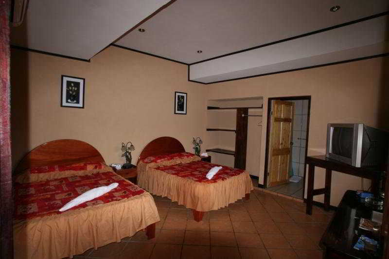 Luigis Hotel La Fortuna Exterior photo